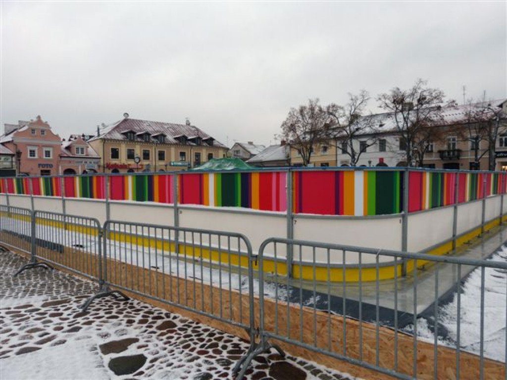 Przygotowania do otwarcia lodowiska