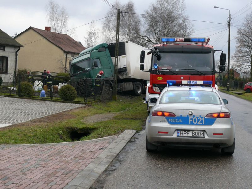 W Nieborowie TIR wjechał w ogrodzenie