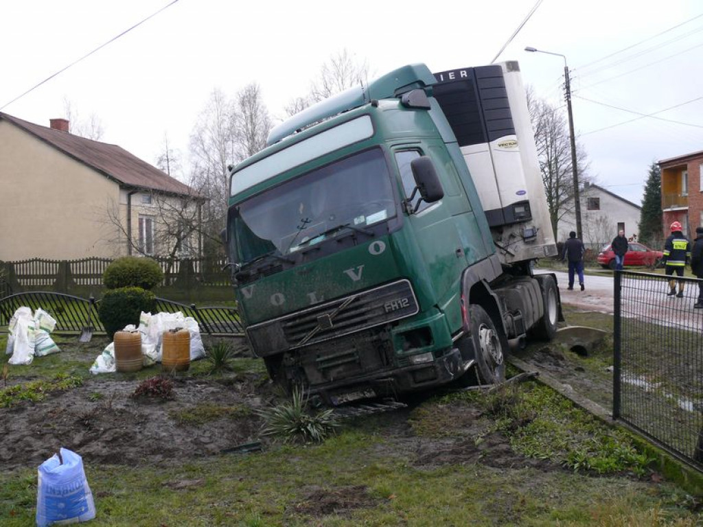 W Nieborowie TIR wjechał w ogrodzenie