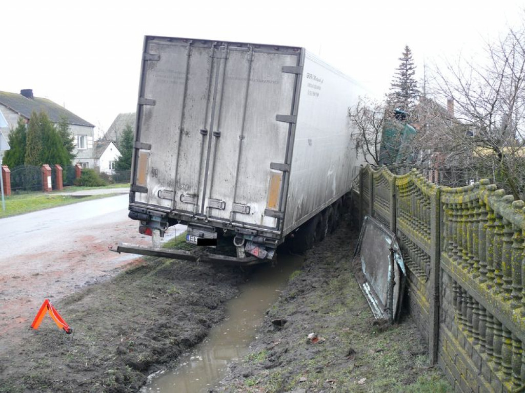 W Nieborowie TIR wjechał w ogrodzenie