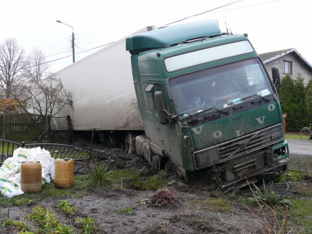 W Nieborowie TIR wjechał w ogrodzenie