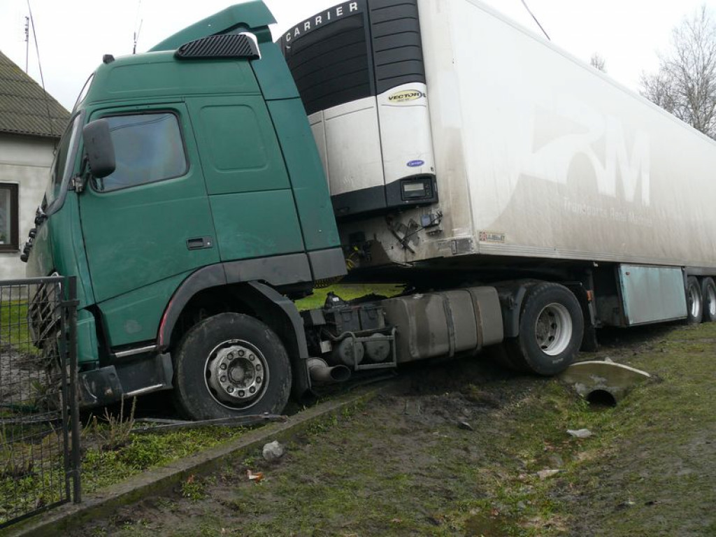 W Nieborowie TIR wjechał w ogrodzenie