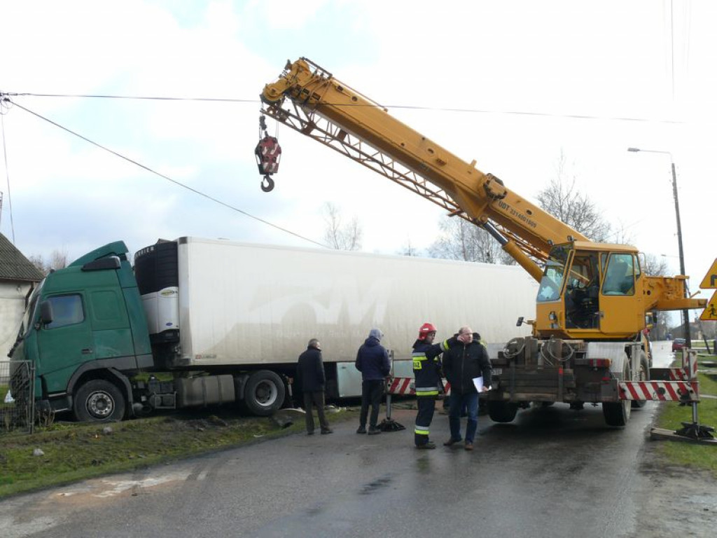 W Nieborowie TIR wjechał w ogrodzenie