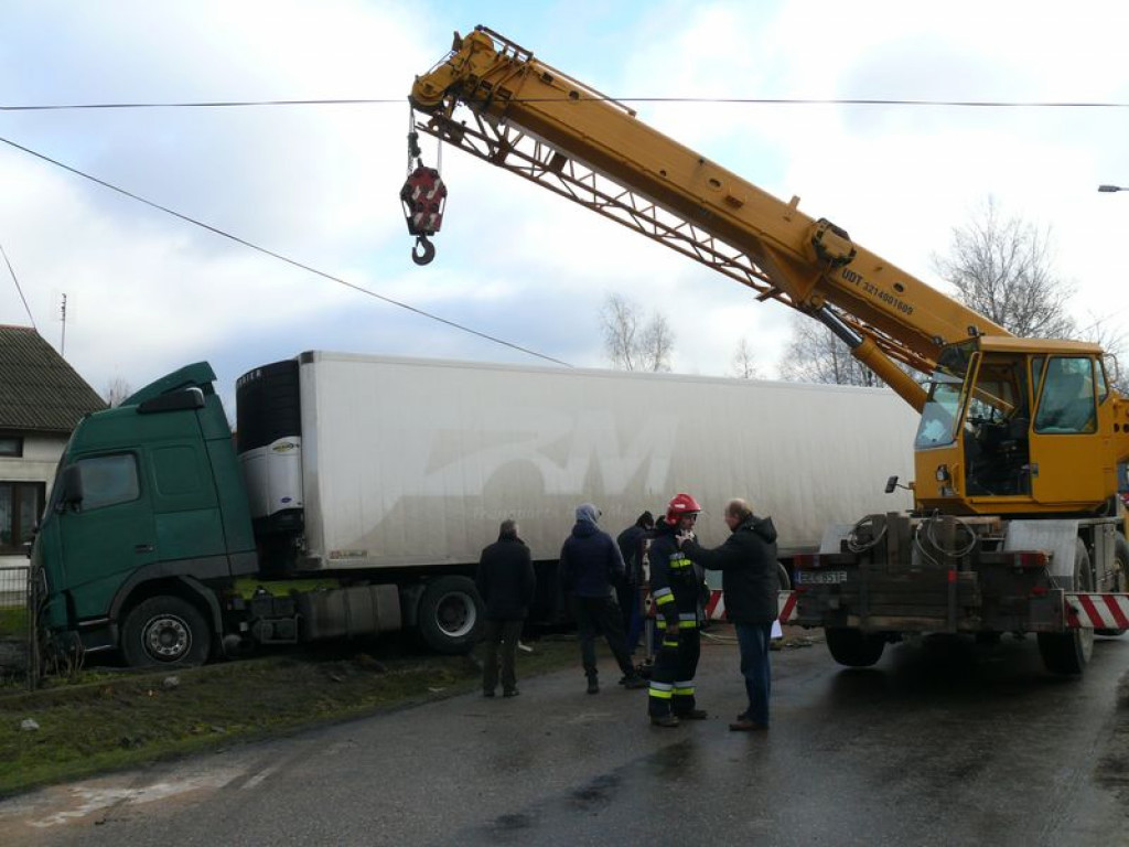 W Nieborowie TIR wjechał w ogrodzenie