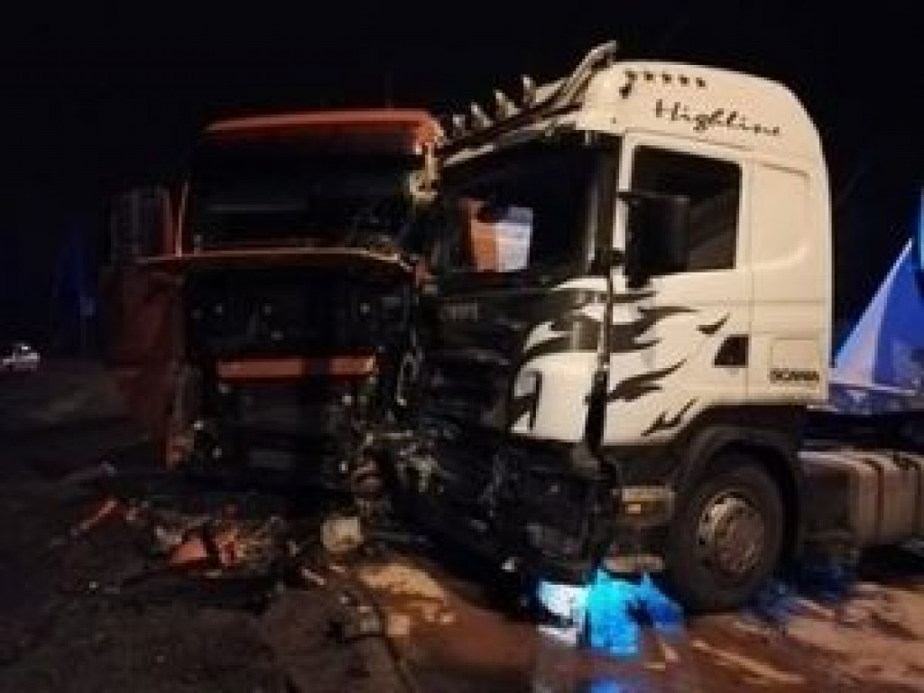 Wypadek z udziałem tirów i osobówki. Nie żyje mężczyzna