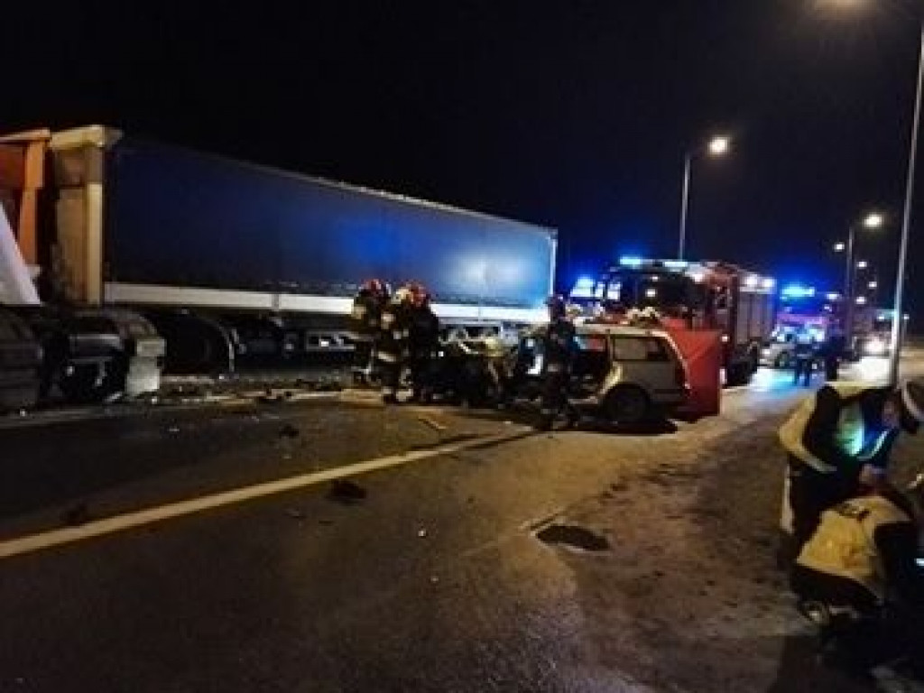 Wypadek z udziałem tirów i osobówki. Nie żyje mężczyzna
