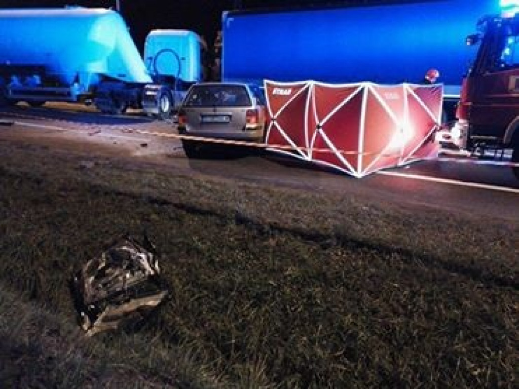 Wypadek z udziałem tirów i osobówki. Nie żyje mężczyzna