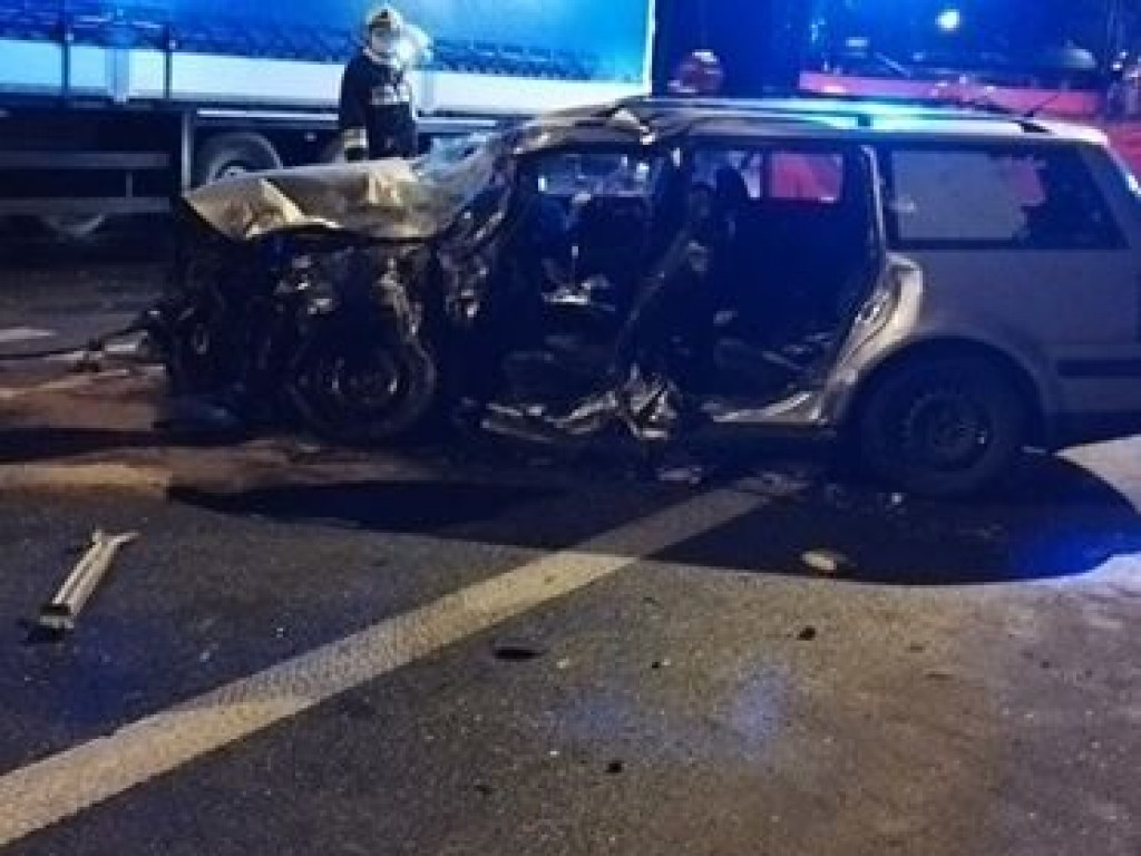 Wypadek z udziałem tirów i osobówki. Nie żyje mężczyzna