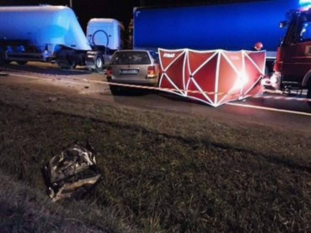 Wypadek z udziałem tirów i osobówki. Nie żyje mężczyzna