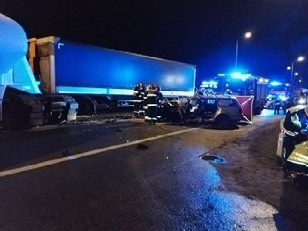 Wypadek z udziałem tirów i osobówki. Nie żyje mężczyzna