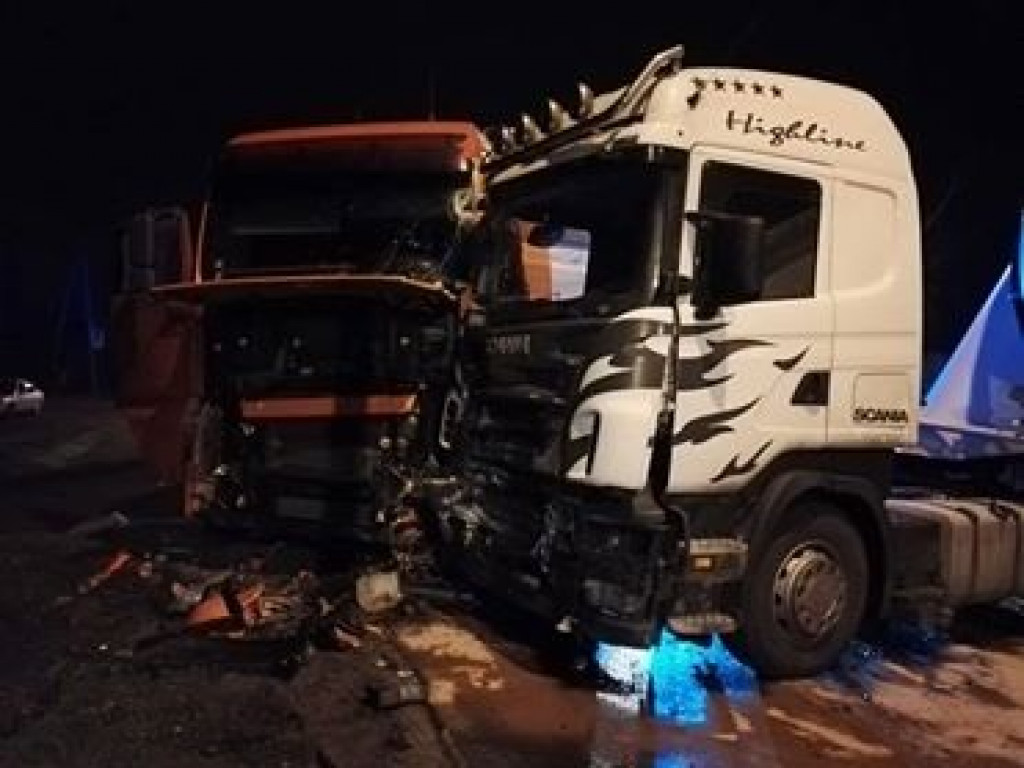 Wypadek z udziałem tirów i osobówki. Nie żyje mężczyzna