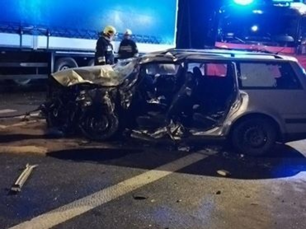 Wypadek z udziałem tirów i osobówki. Nie żyje mężczyzna