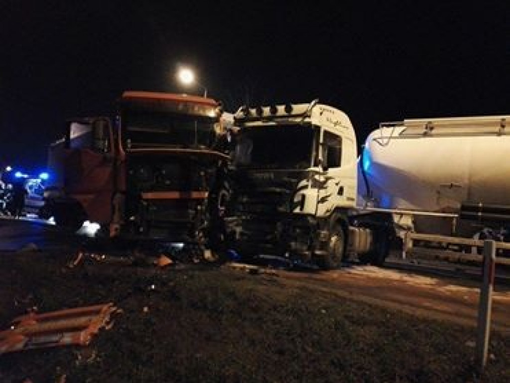 Wypadek z udziałem tirów i osobówki. Nie żyje mężczyzna