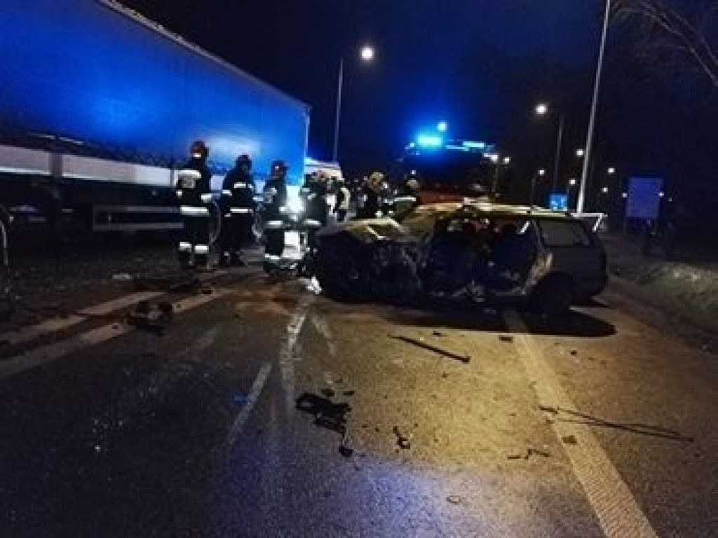 Wypadek z udziałem tirów i osobówki. Nie żyje mężczyzna