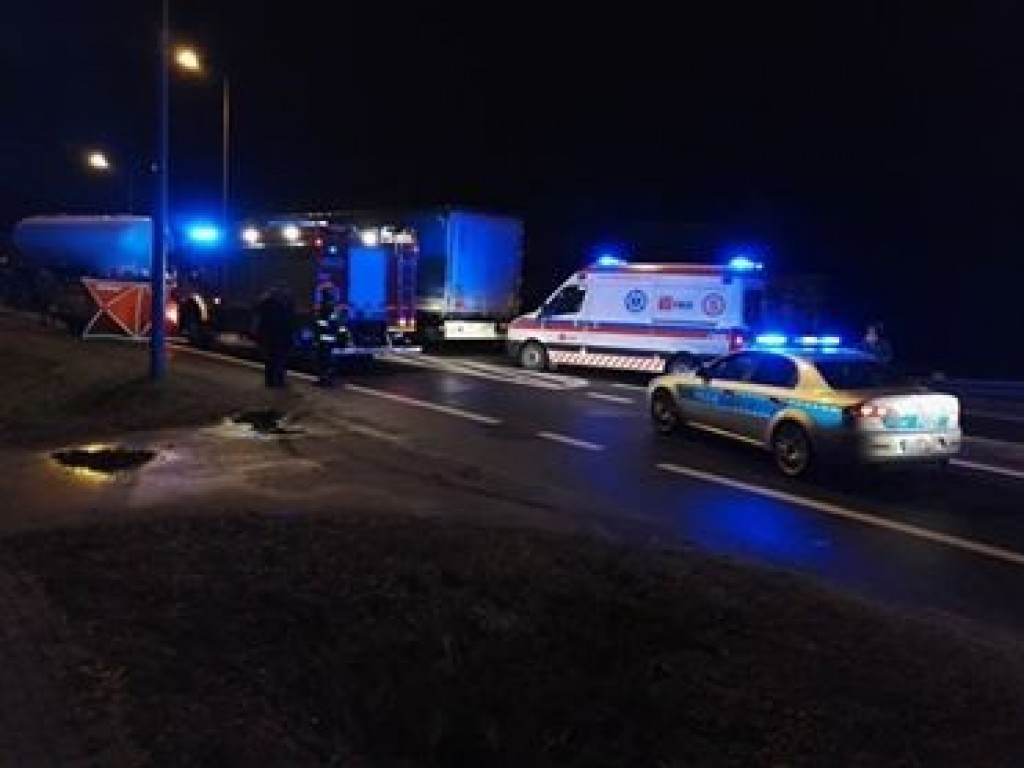 Wypadek z udziałem tirów i osobówki. Nie żyje mężczyzna