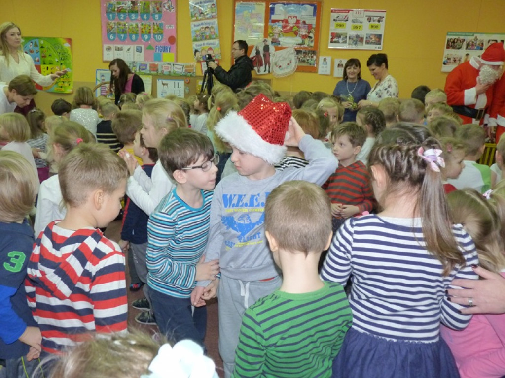 Dwóch Mikołajów odwiedziło dzieci ze Stokrotki