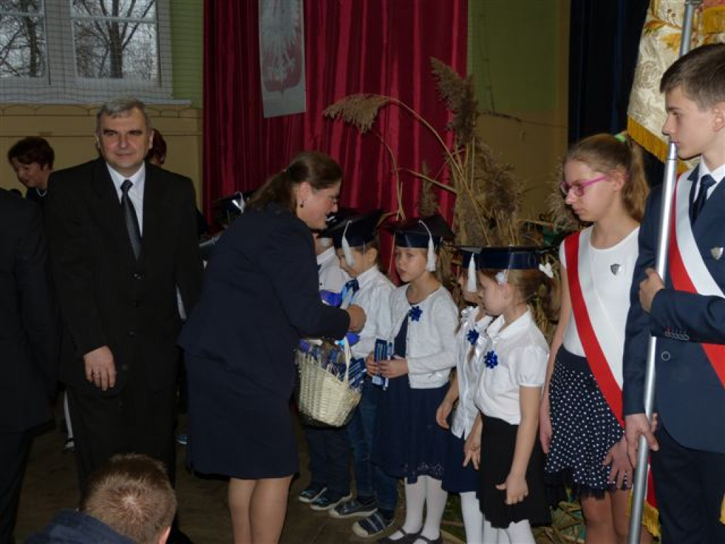 Krystyna Pawłowicz na ślubowaniu w SP 2