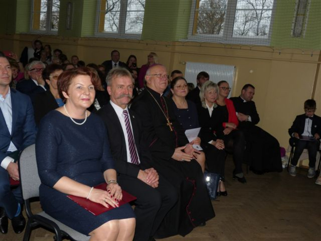 Krystyna Pawłowicz na ślubowaniu w SP 2