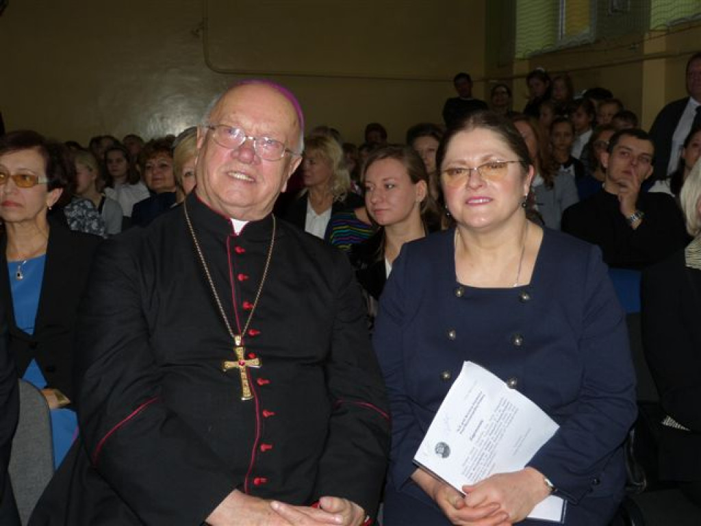 Krystyna Pawłowicz na ślubowaniu w SP 2