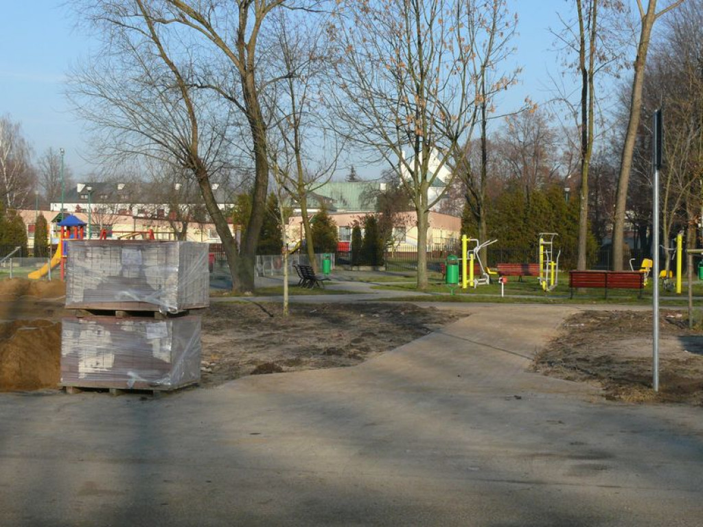 Przejścia już są, ale czekają na pasy