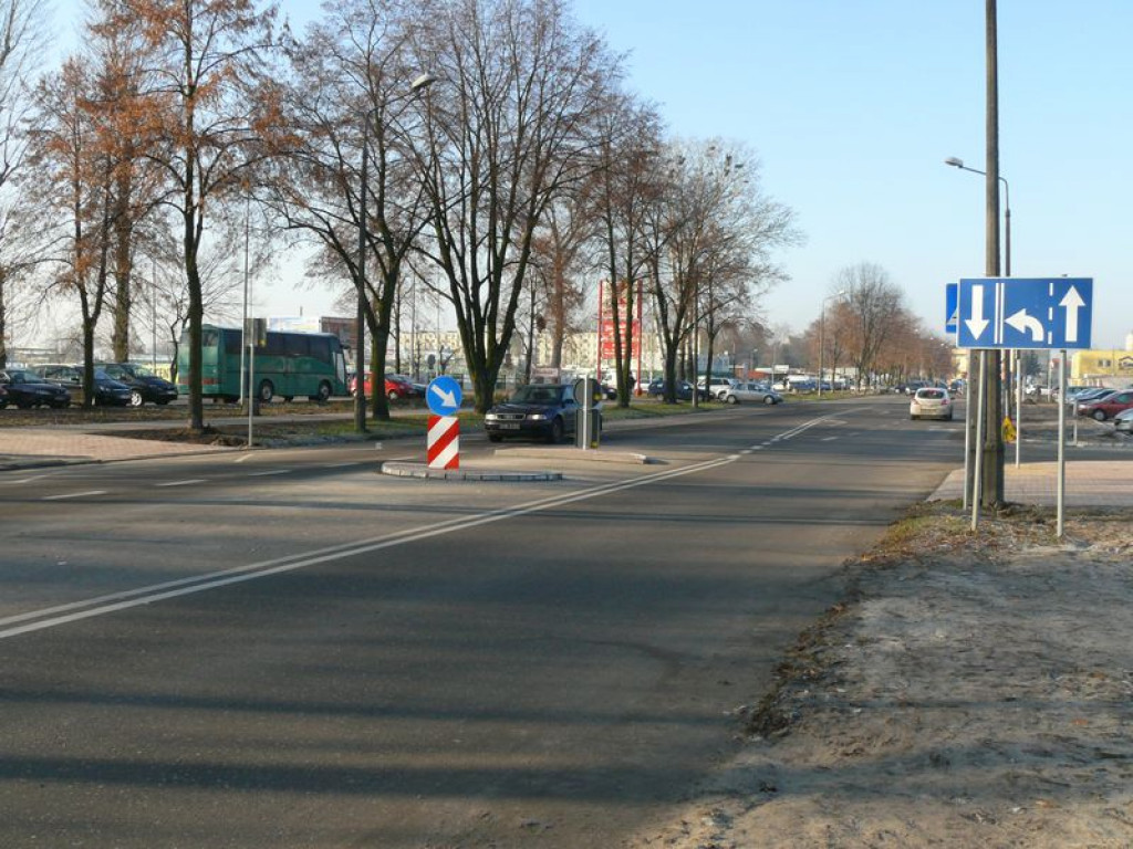 Przejścia już są, ale czekają na pasy