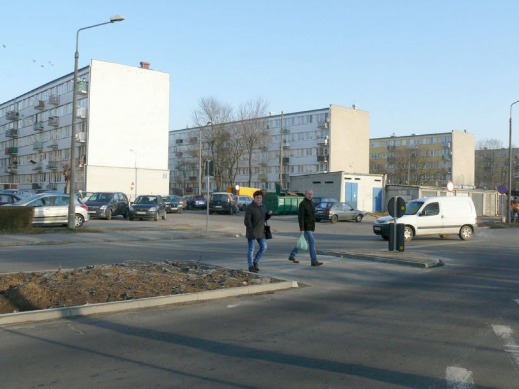 Przejścia już są, ale czekają na pasy