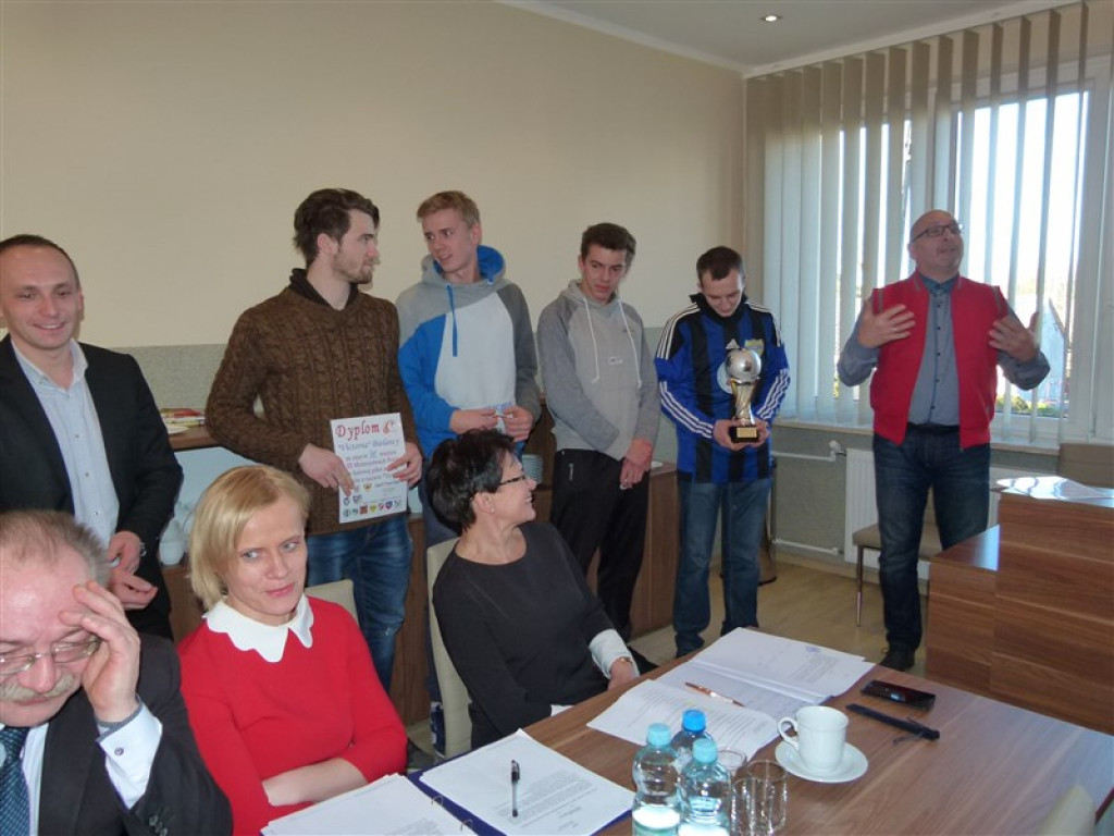 Zawodnicy Victorii przekazali trofea z mistrzostw