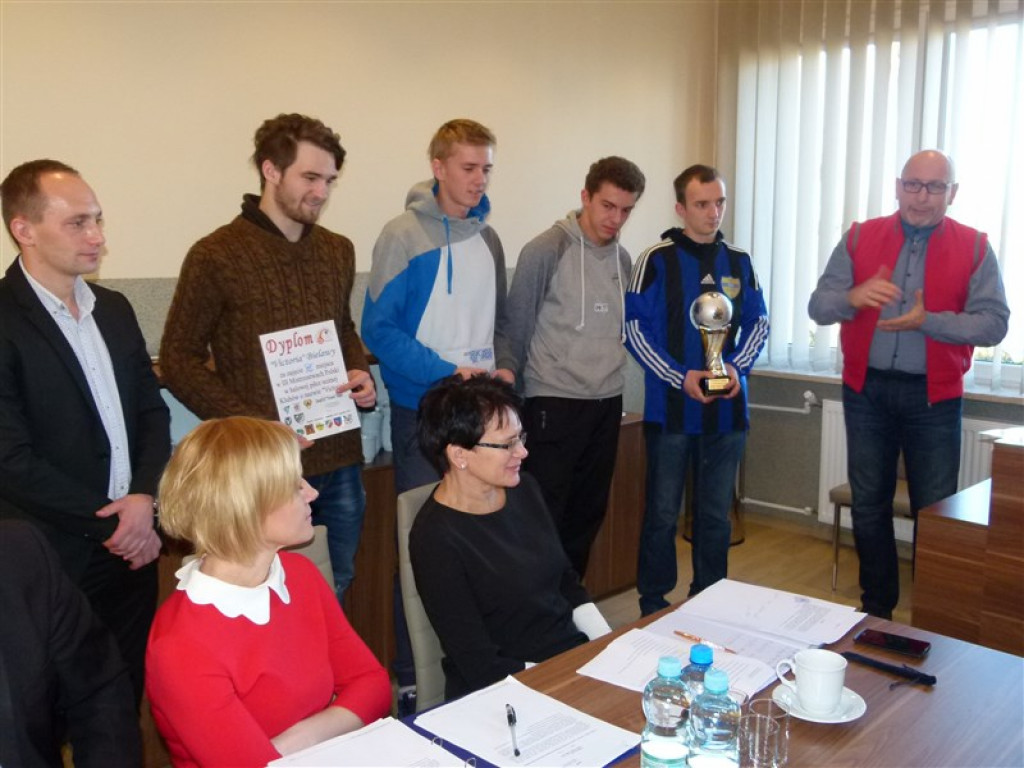 Zawodnicy Victorii przekazali trofea z mistrzostw