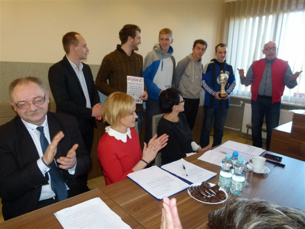 Zawodnicy Victorii przekazali trofea z mistrzostw