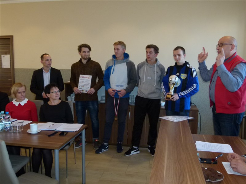 Zawodnicy Victorii przekazali trofea z mistrzostw
