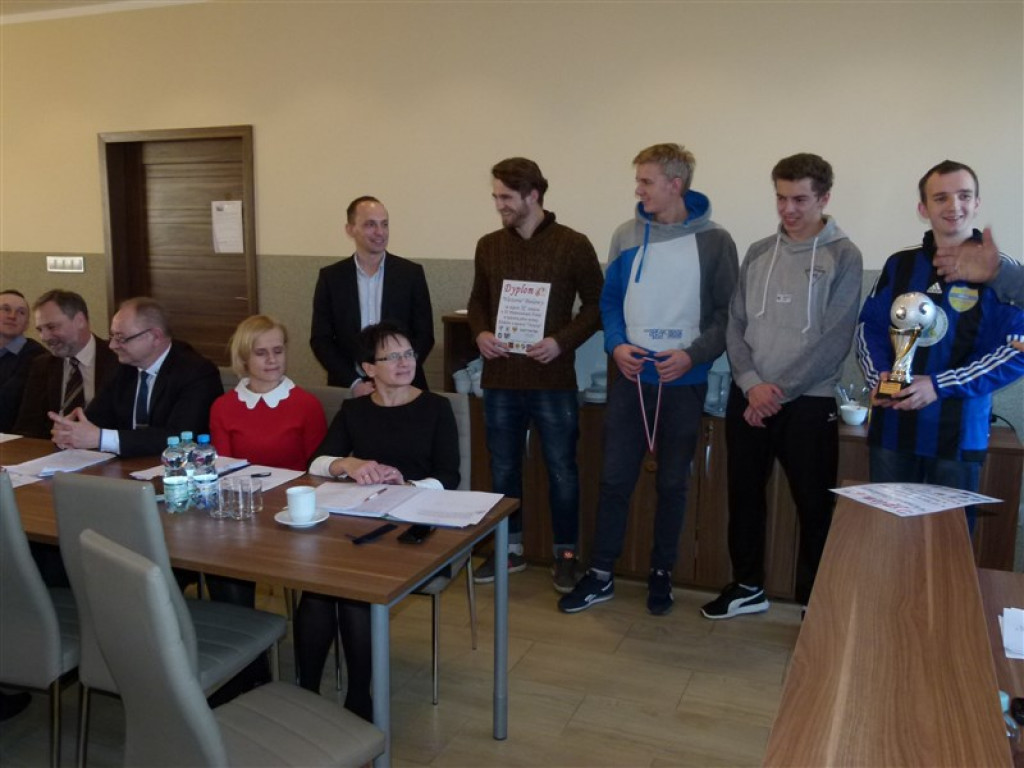 Zawodnicy Victorii przekazali trofea z mistrzostw