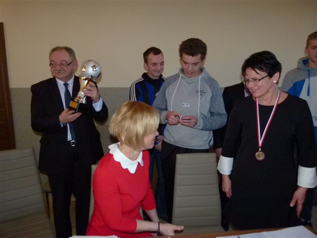 Zawodnicy Victorii przekazali trofea z mistrzostw