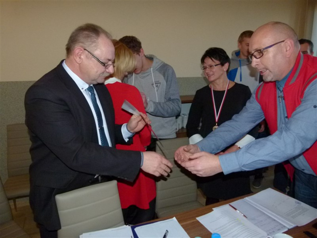 Zawodnicy Victorii przekazali trofea z mistrzostw