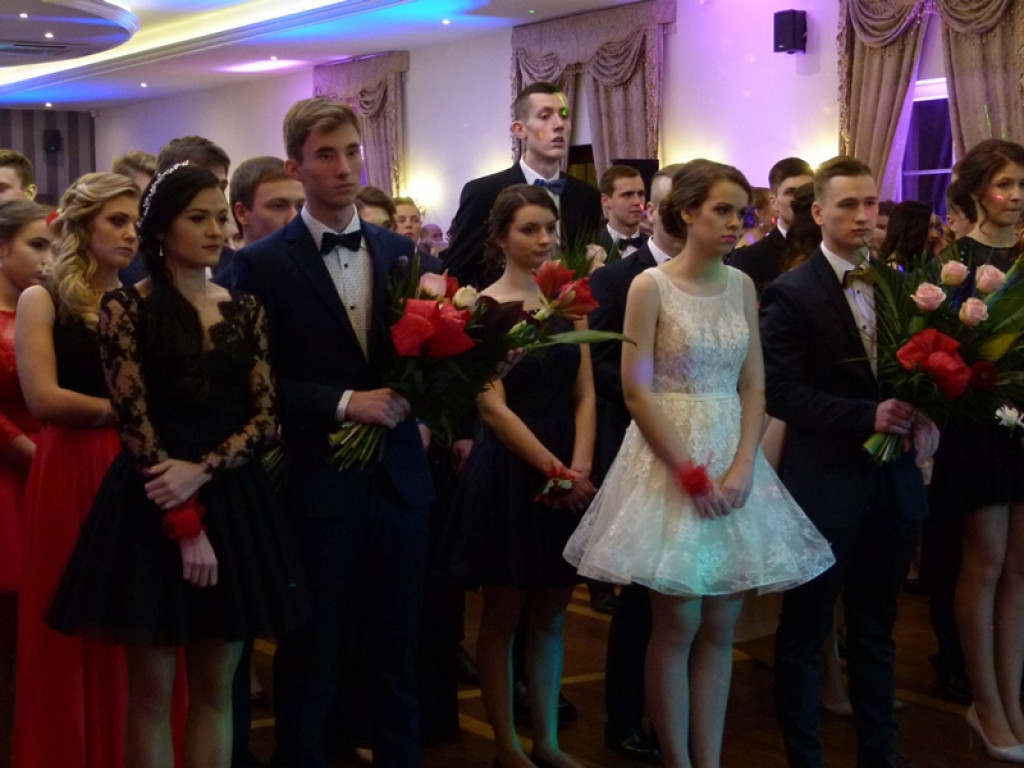 Uczniowie Ekonomika bawią się na studniówce