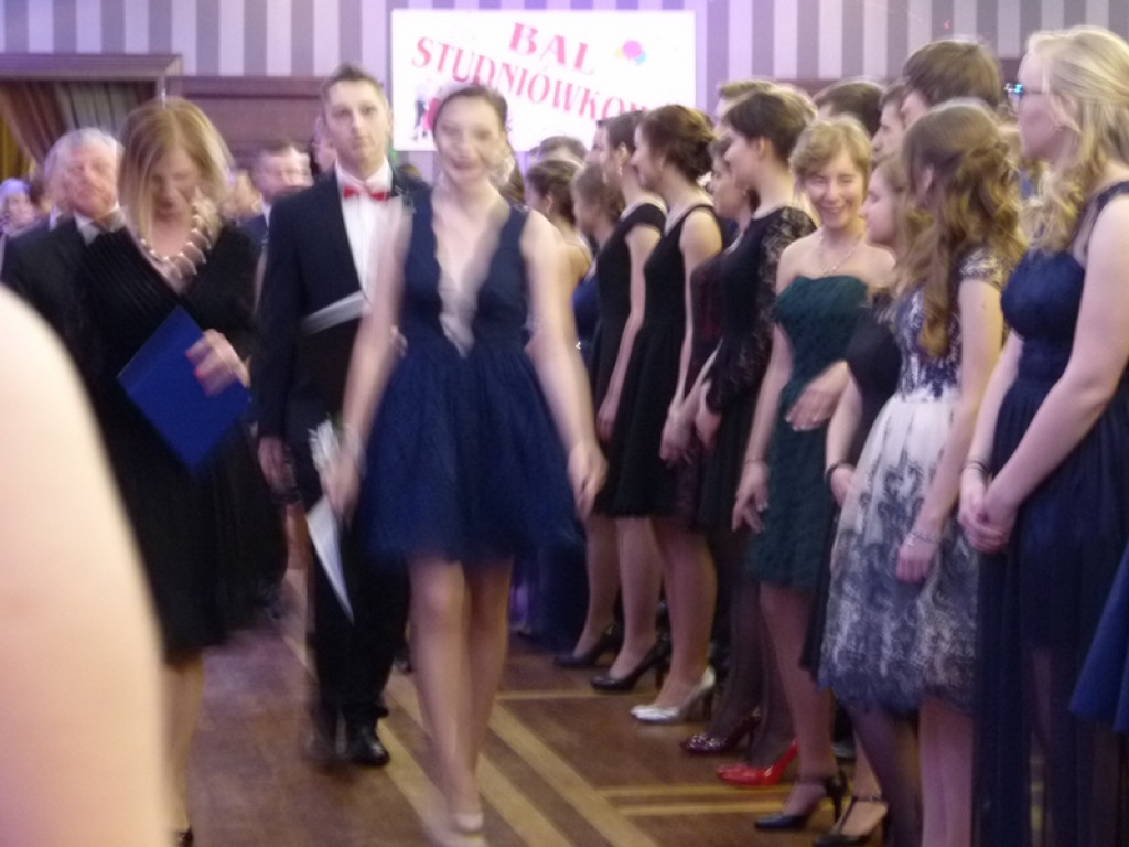 Uczniowie Ekonomika bawią się na studniówce