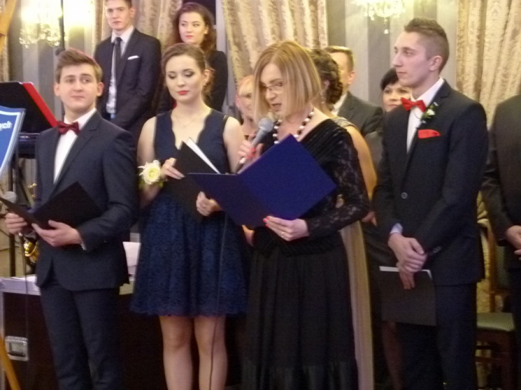 Uczniowie Ekonomika bawią się na studniówce