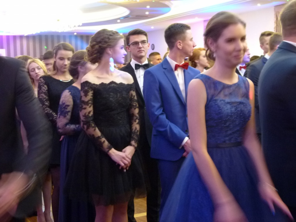 Uczniowie Ekonomika bawią się na studniówce