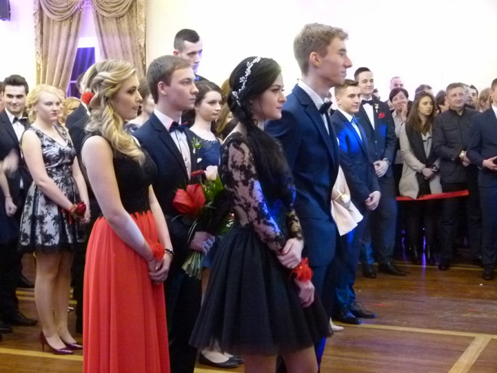 Uczniowie Ekonomika bawią się na studniówce