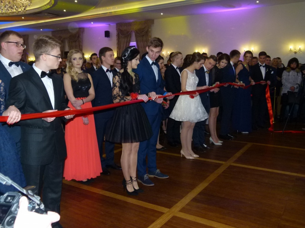 Uczniowie Ekonomika bawią się na studniówce