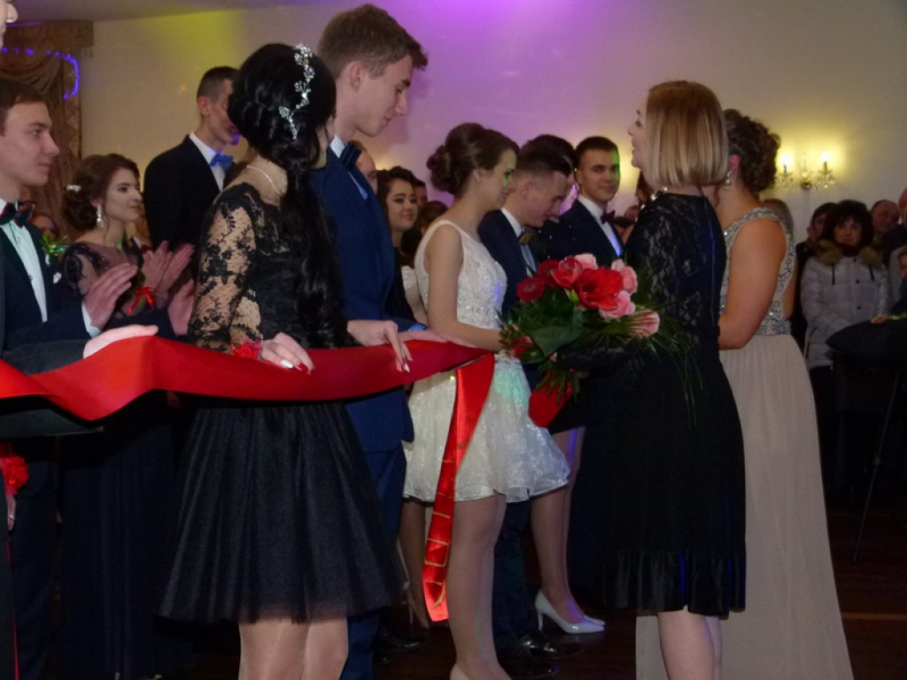 Uczniowie Ekonomika bawią się na studniówce