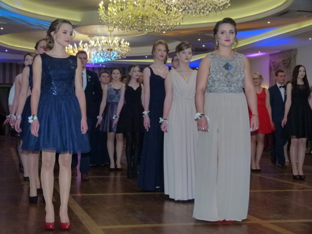 Uczniowie Ekonomika bawią się na studniówce