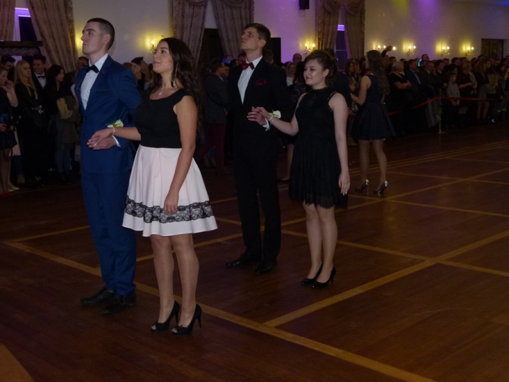 Uczniowie Ekonomika bawią się na studniówce