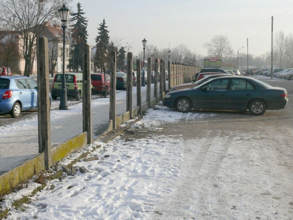Z ul. 3 Maja powoli znika betonowy mur
