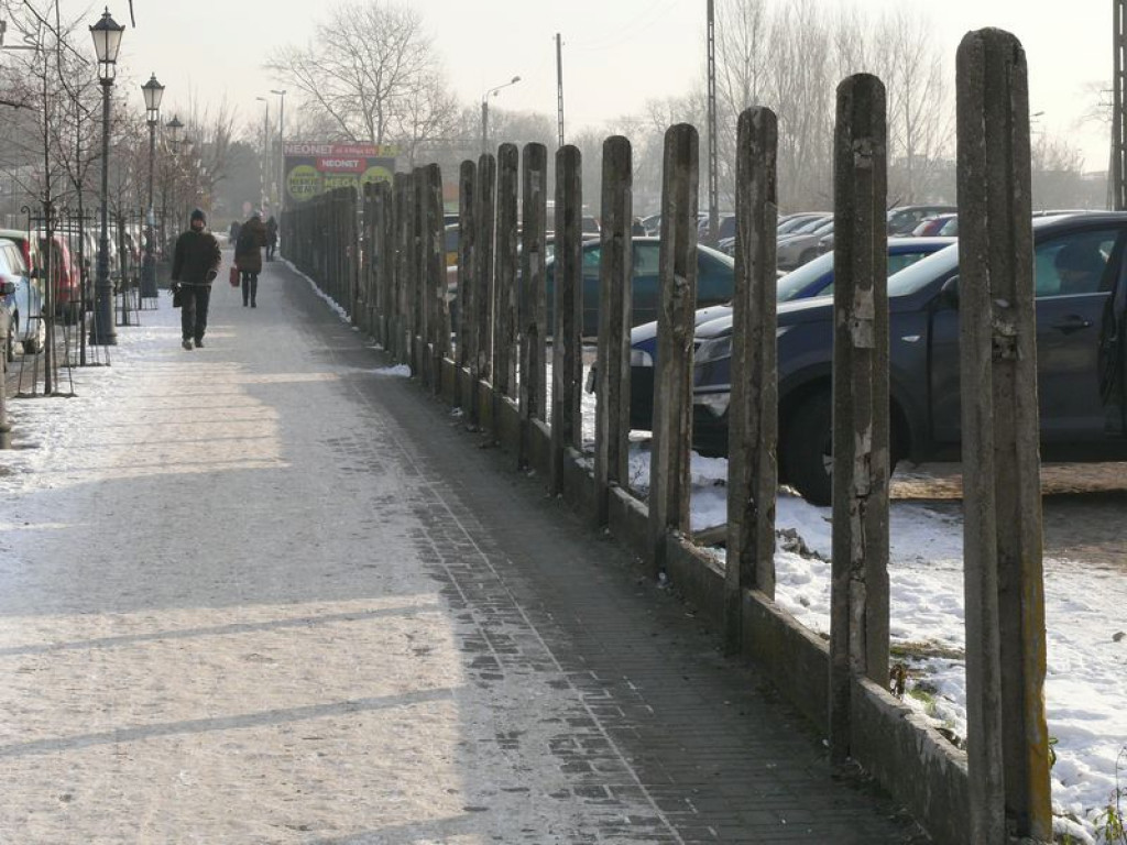 Z ul. 3 Maja powoli znika betonowy mur