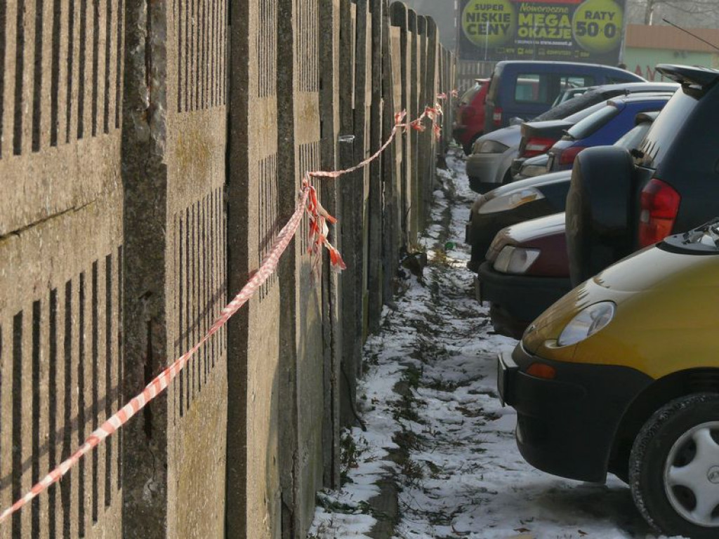 Z ul. 3 Maja powoli znika betonowy mur