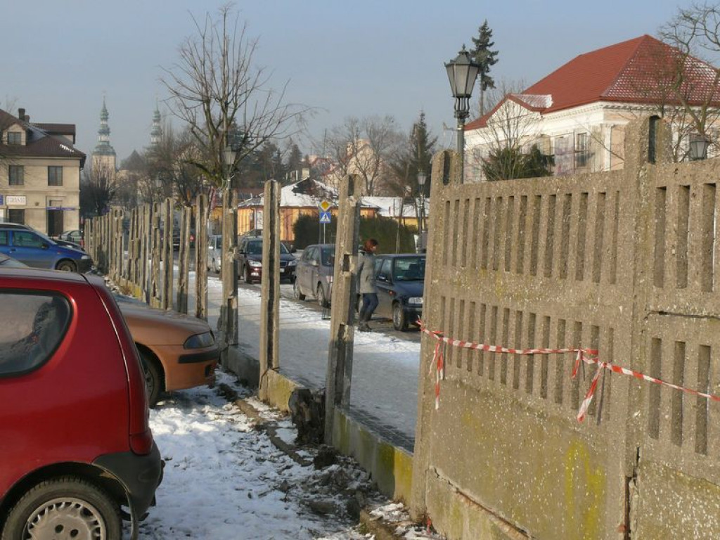 Z ul. 3 Maja powoli znika betonowy mur