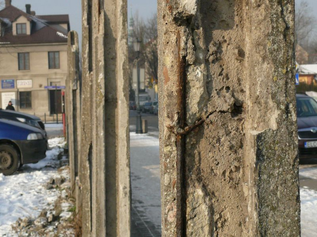 Z ul. 3 Maja powoli znika betonowy mur