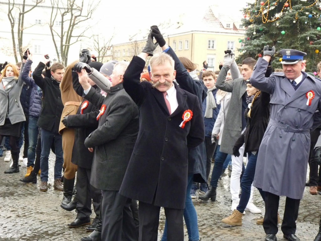 Tańczyli poloneza na Starym Rynku