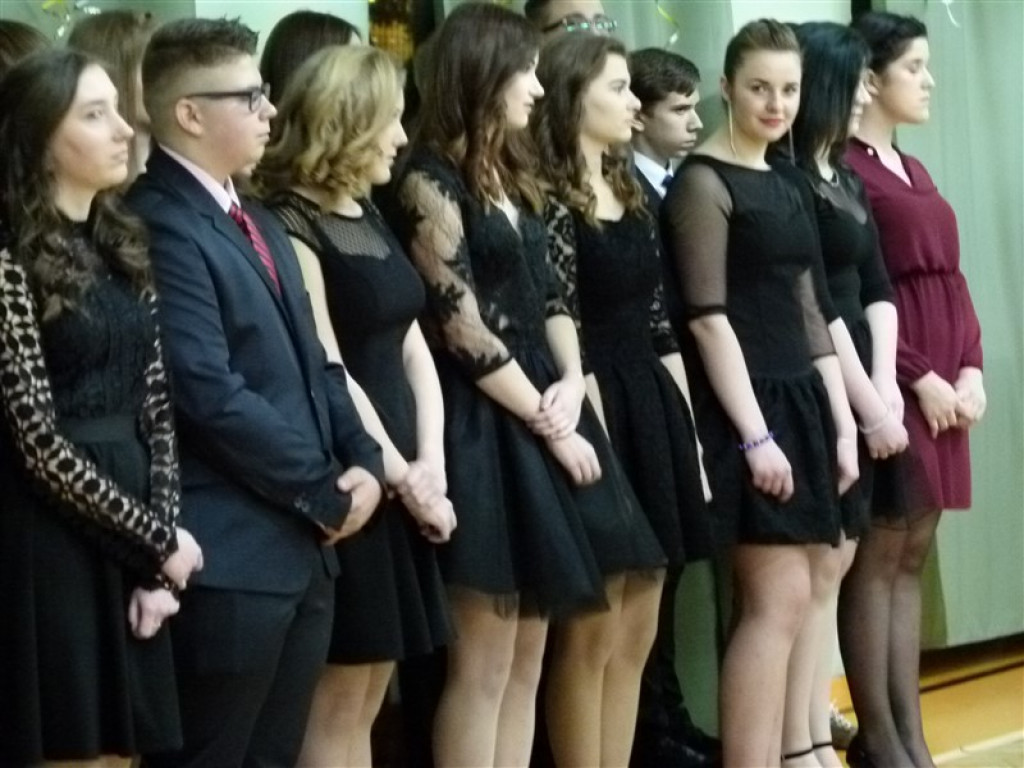 Gimnazjaliści z ZSLG bawią się na balu