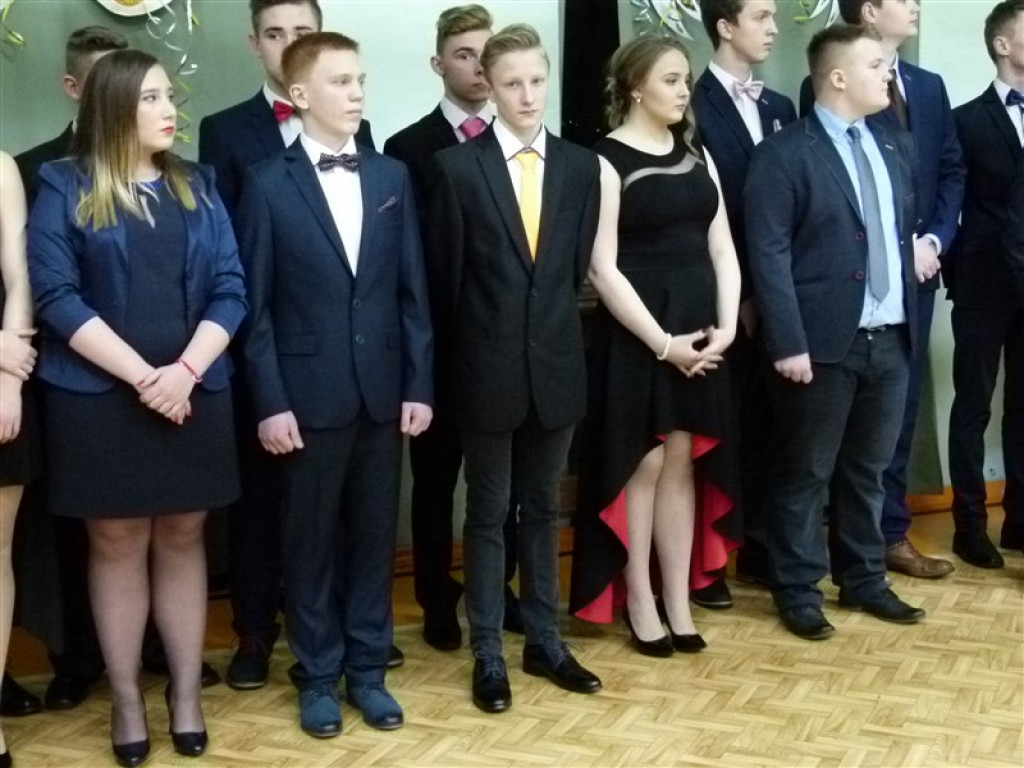 Gimnazjaliści z ZSLG bawią się na balu